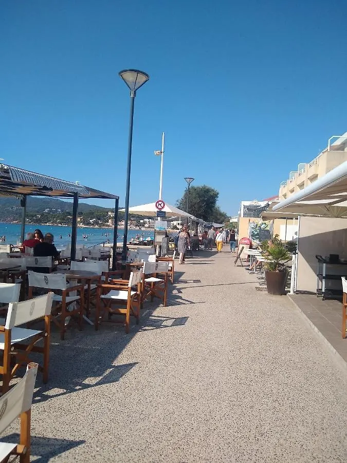 Les sablettes, Appartement atypique les pieds presque dans l'eau La Seyne-sur-Mer 0*,  France